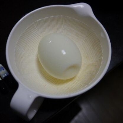 離乳食用のゆで卵を作りました。
殻がきれいにむけて感動です。